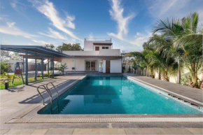 Villa Royale by StayJadePool3BHKKids Garden